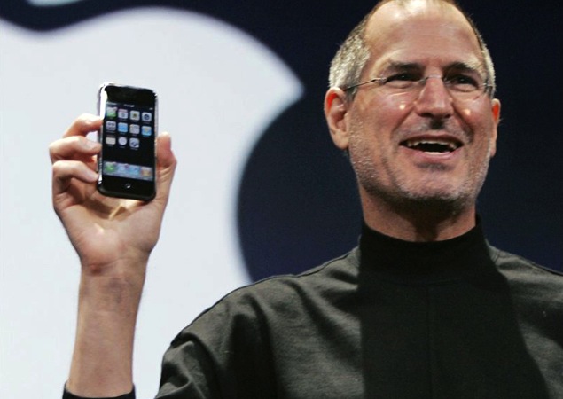 Steve-Jobs-holding-original-iPhone