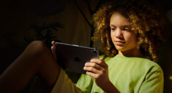 Apple udostępnia bezpłatne narzędzia, które pomagają chronić dzieci w internecie
