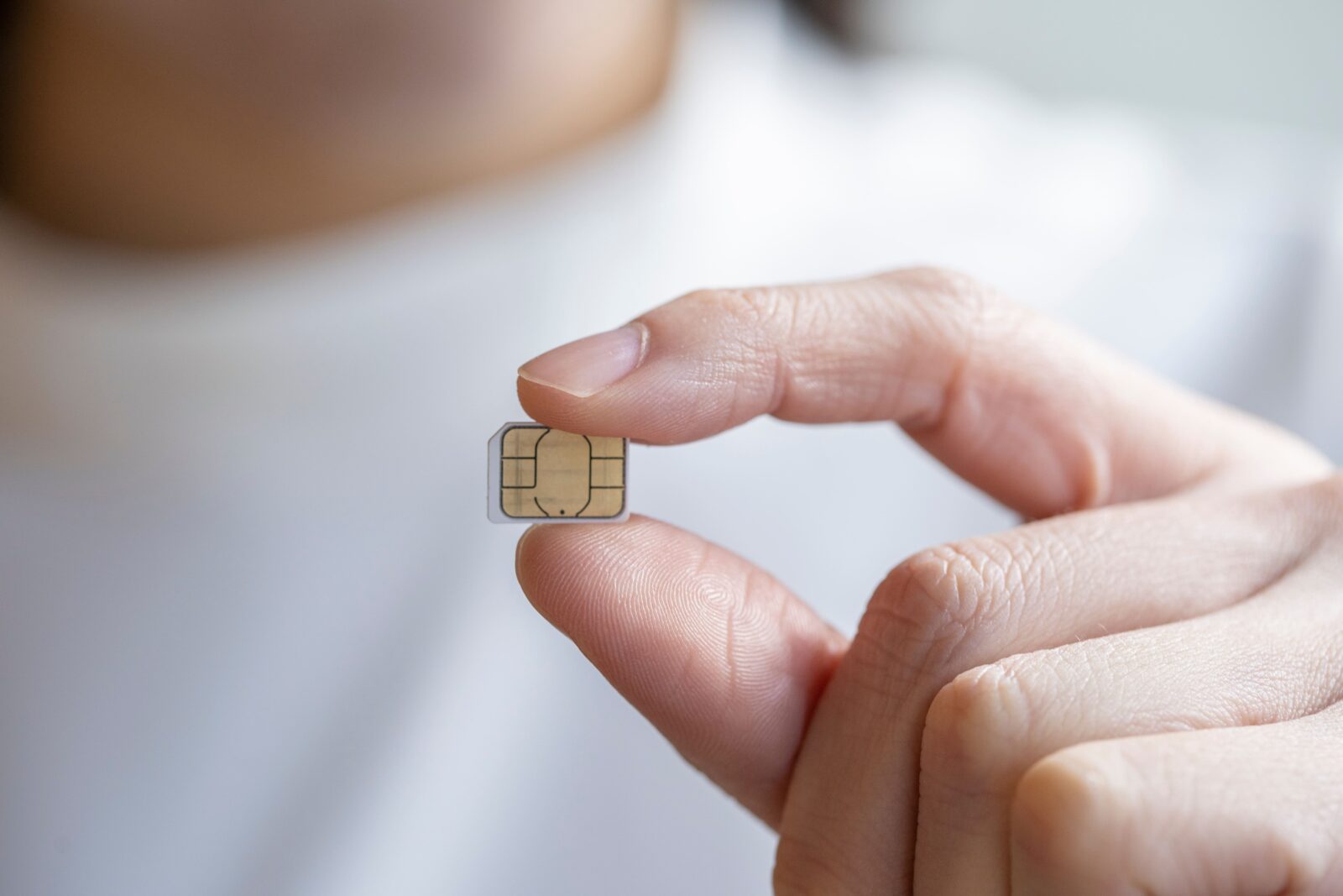 ESIM bez tajemnic – jak działa, jak przenieść numer i które telefony obsługują dwie karty?